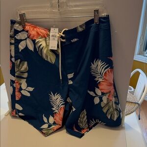 American Eagle Outfitters Men’s Board Shorts At The Knee Sz M.  NWT. Box35